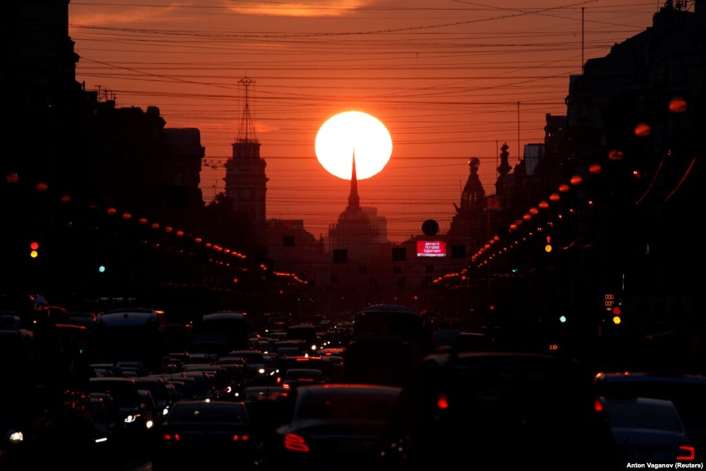Cars are seen stuck in a traffic jam on St. Petersburg&#39;s Nevsky Prospekt on September 3. (Reuters/Anton Vaganov)