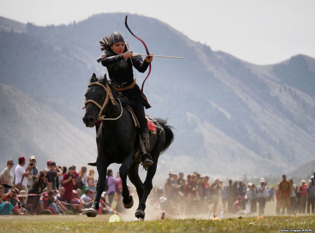 Turkey&#39;s Janset Genel in full flight during the mounted archery event, which the 18-year-old would go on to win, at the third World Nomad Games in Cholpon-Ata, Kyrgyzstan. (RFE/RL/Amos Chapple)