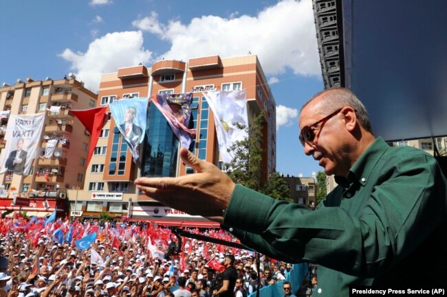 Turkish President Recep Tayyip Erdogan addresses supporters of his ruling Justice and Development Party (AKP) during an election rally in Gaziantep on June 21, 2018.