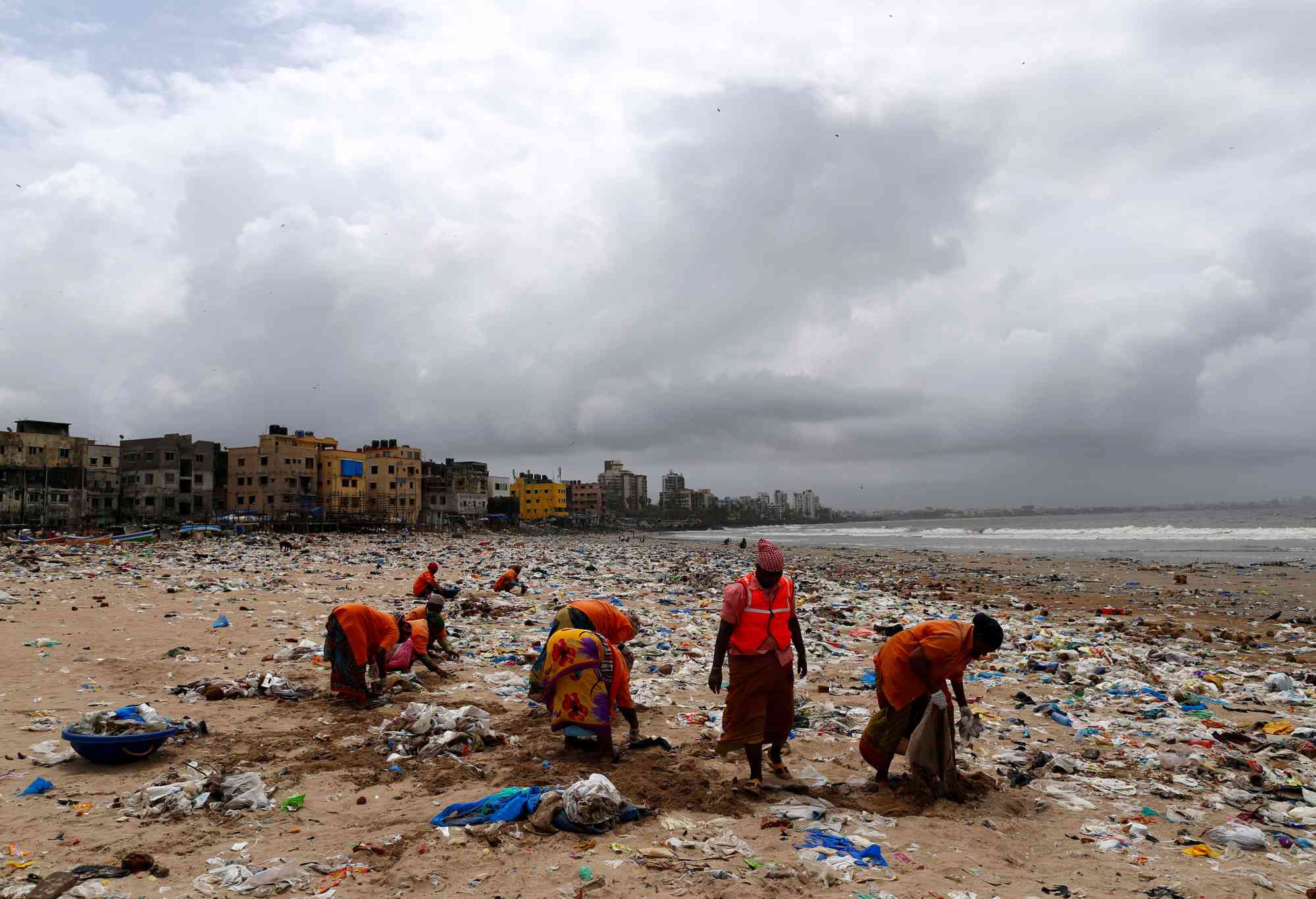Municipal workers collect garbage as they clean a beach in Mumbai in August 2016. (Photo credit: Reuters/Danish Siddiqui).