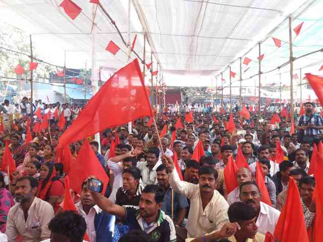 More than 2,000 safai karamcharis from across Mumbai and parts of Maharashtra attended a rally in Mumbai in January 2017. (Photo credit: Aarefa Johari).